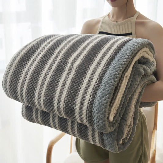 Gestreifte, bequeme Überwurfdecke aus Korallenfleece