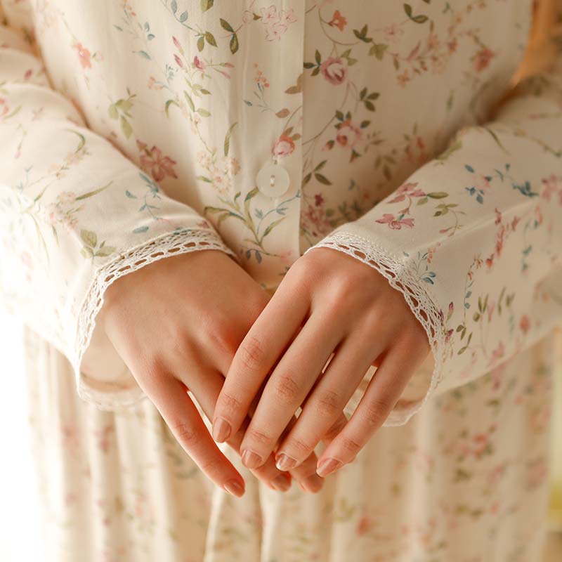 Ownkoti – Loungewear aus Satin mit Blumenmuster und V-Ausschnitt und langen Ärmeln