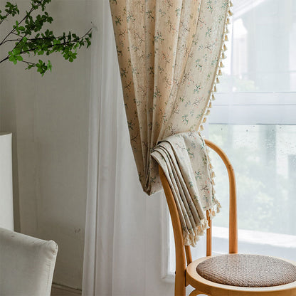 Lichtfilternder Vorhang im Landhausstil mit Blumenmuster