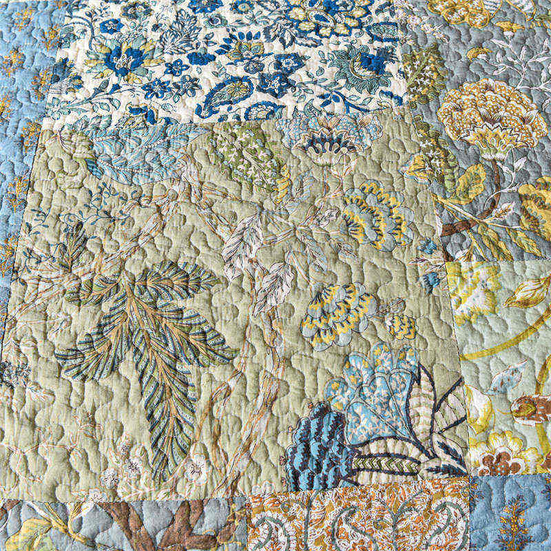Steppdecke mit Kissenbezügen im Bohemian-Stil mit Blumenmuster