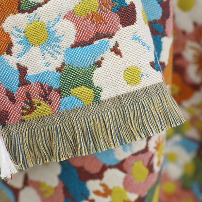 Wendbares Badetuch mit Blumenmotiv im Malstil