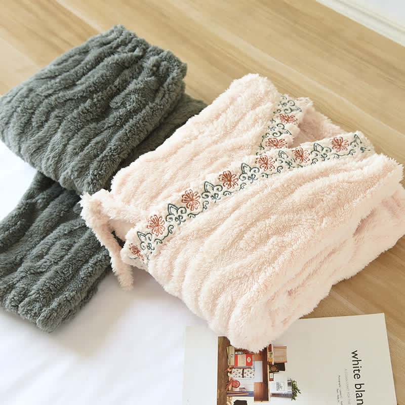 Pyjama-Set aus weichem Fleece mit Retro-Stickerei