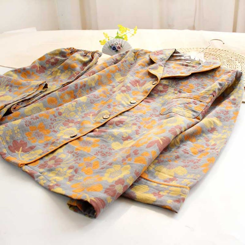 Gelbes Loungewear-Set aus Baumwolle mit Gänseblümchen-Revers