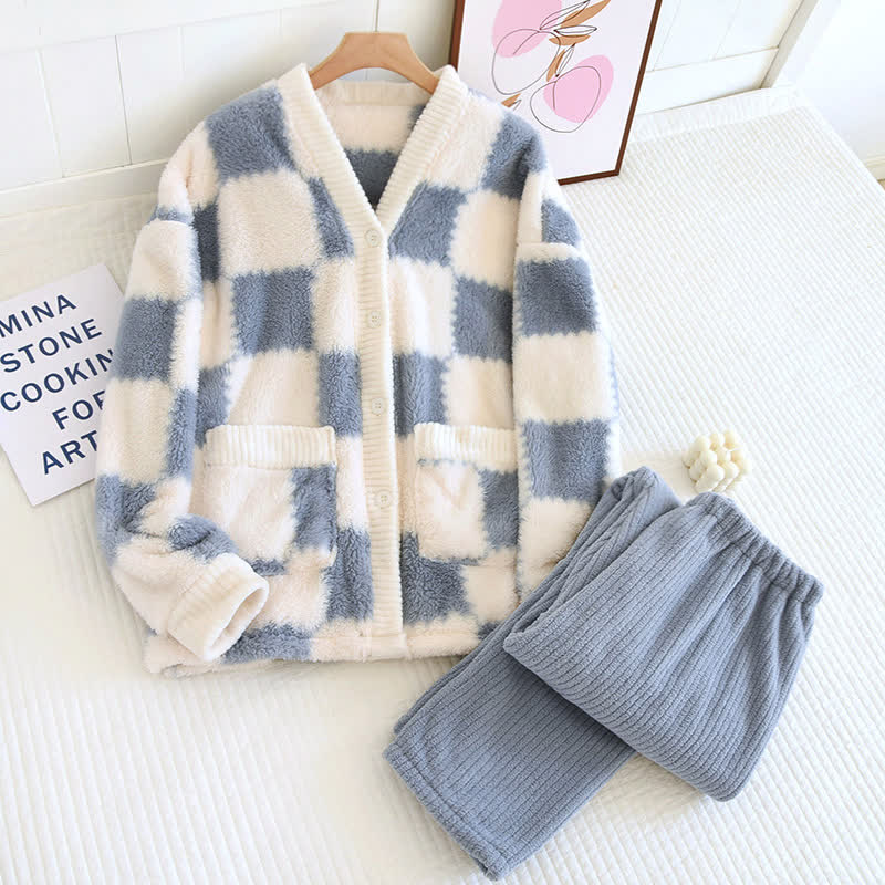 Weiches, flauschiges Pyjama-Set mit Schachbrettmuster und V-Ausschnitt