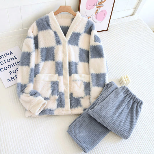 Weiches, flauschiges Pyjama-Set mit Schachbrettmuster und V-Ausschnitt