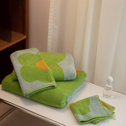 Atmungsaktives Baumwollhandtuch mit Blumenmuster und Farbblockdesign