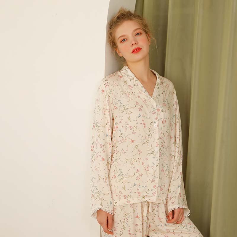 Ownkoti – Loungewear aus Satin mit Blumenmuster und V-Ausschnitt und langen Ärmeln