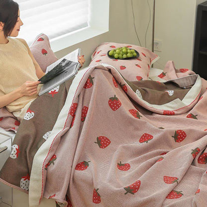Atmungsaktive Steppdecke aus Baumwollgaze mit Erdbeeren in Rosa