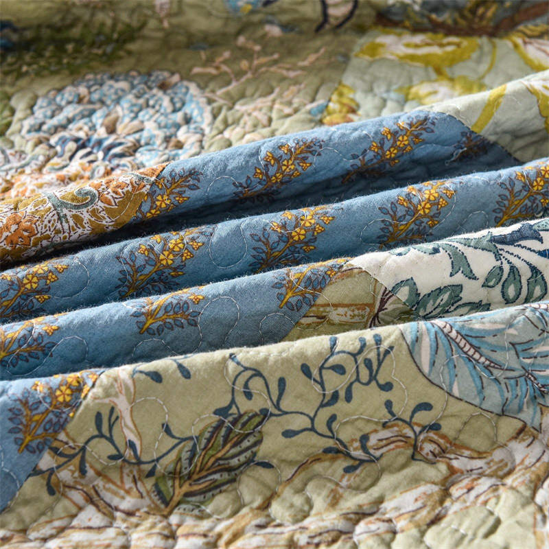 Steppdecke mit Kissenbezügen im Bohemian-Stil mit Blumenmuster