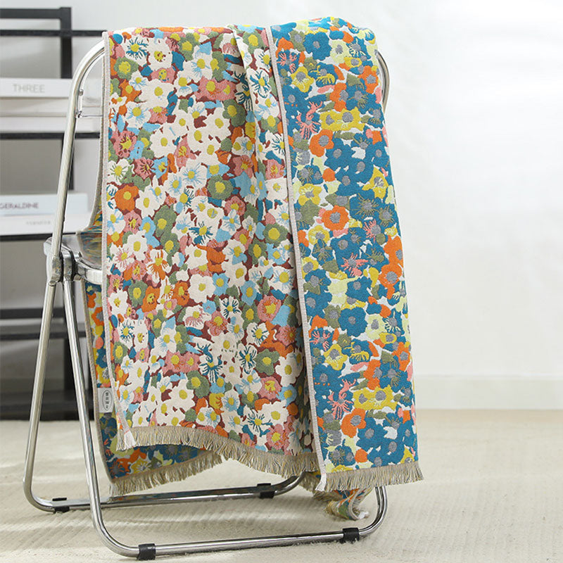 Wendbares Badetuch mit Blumenmotiv im Malstil
