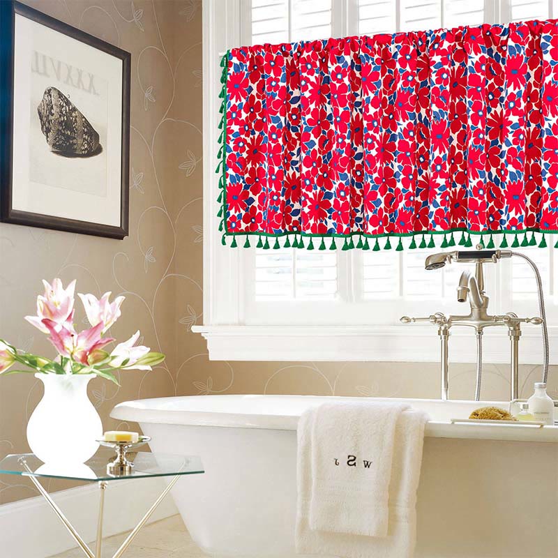 Roter Vorhang mit Blumenmuster und Quasten - image 4