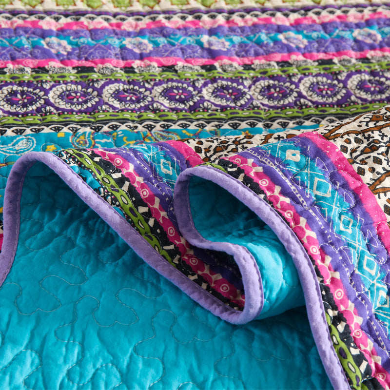 Gestreifte Steppdecke im Jacquard-Stil mit Kissenbezug