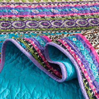 Gestreifte Steppdecke im Jacquard-Stil mit Kissenbezug
