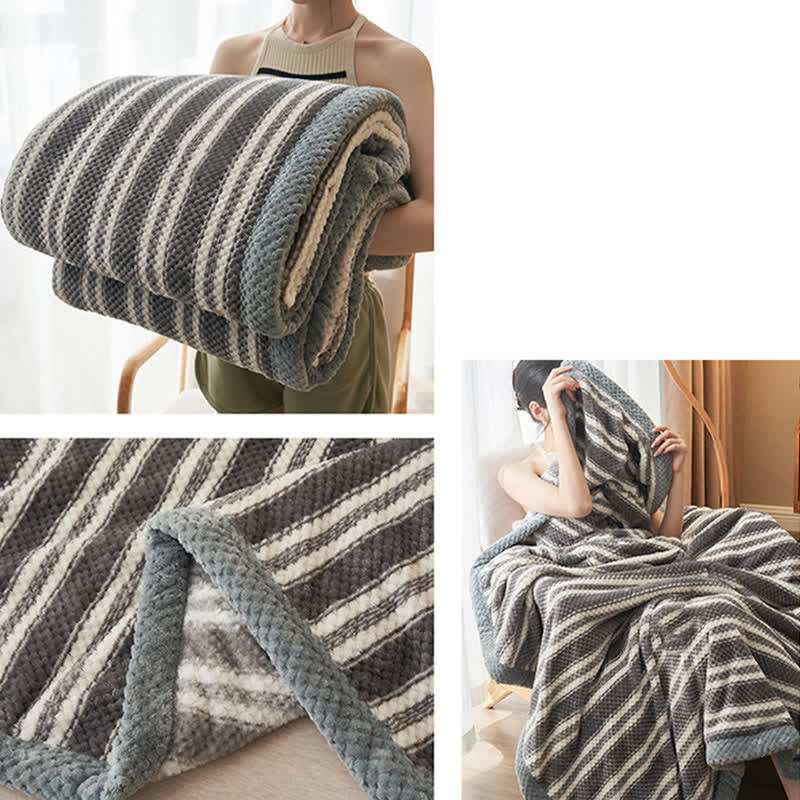 Gestreifte, bequeme Überwurfdecke aus Korallenfleece - image 2