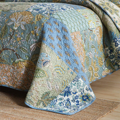 Steppdecke mit Kissenbezügen im Bohemian-Stil mit Blumenmuster