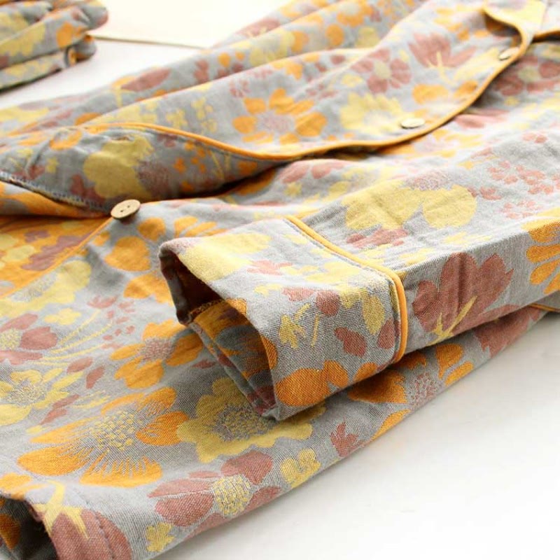 Gelbes Loungewear-Set aus Baumwolle mit Gänseblümchen-Revers