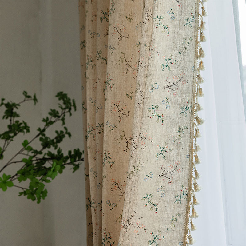Lichtfilternder Vorhang im Landhausstil mit Blumenmuster