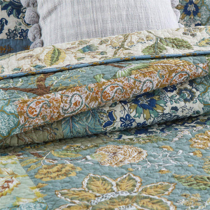 Steppdecke mit Kissenbezügen im Bohemian-Stil mit Blumenmuster
