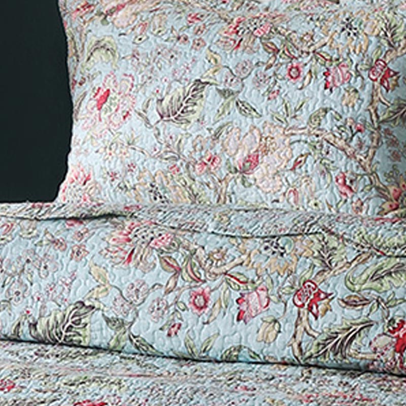 Vintage-Blumensteppdecke mit Kissenbezügen