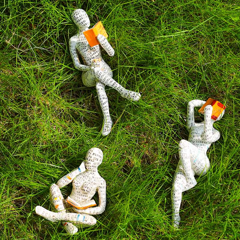 Statue einer lesenden Denkerin, Bücherregal-Dekoration