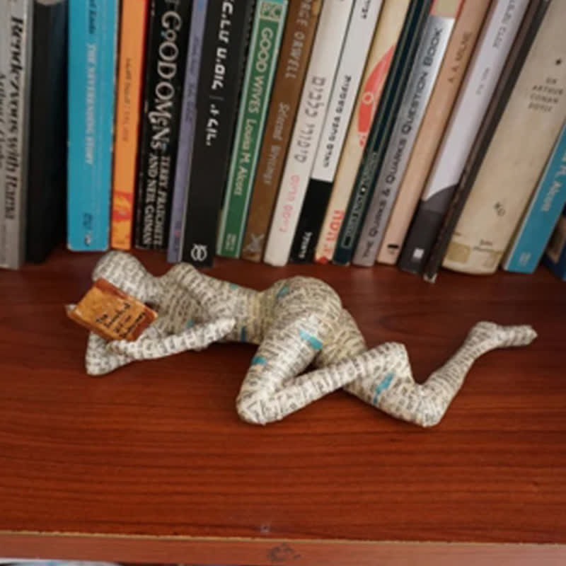Statue einer lesenden Denkerin, Bücherregal-Dekoration