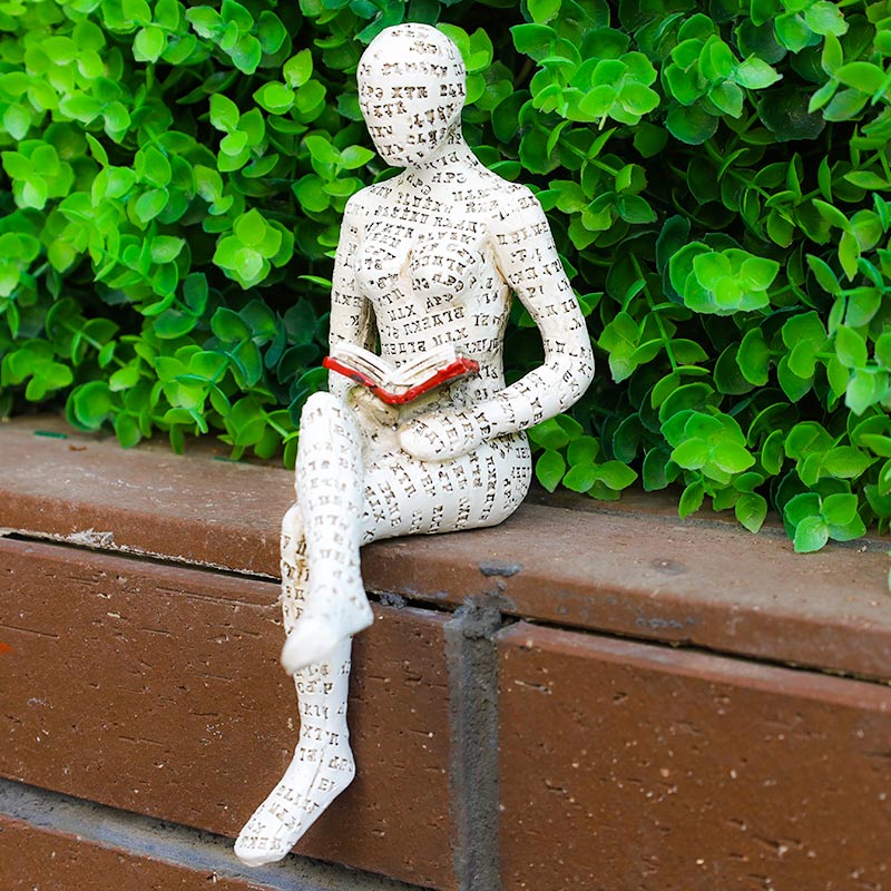 Statue einer lesenden Denkerin, Bücherregal-Dekoration