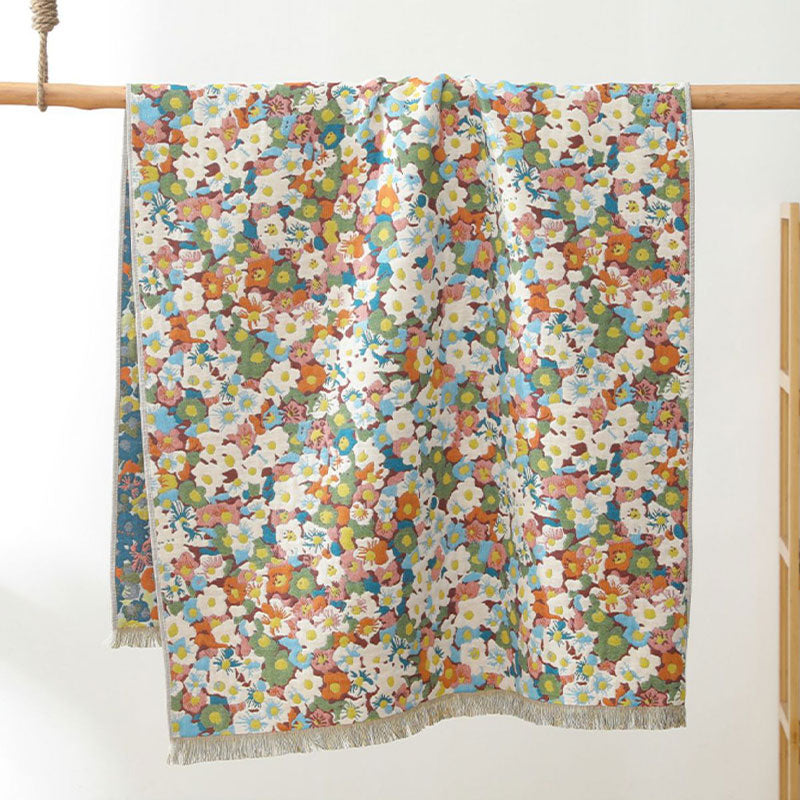 Wendbares Badetuch mit Blumenmotiv im Malstil