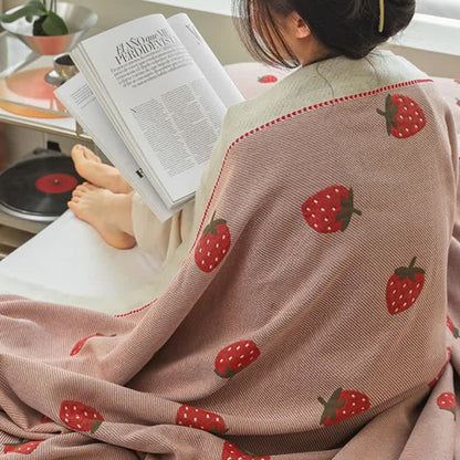 Atmungsaktive Steppdecke aus Baumwollgaze mit Erdbeeren in Rosa