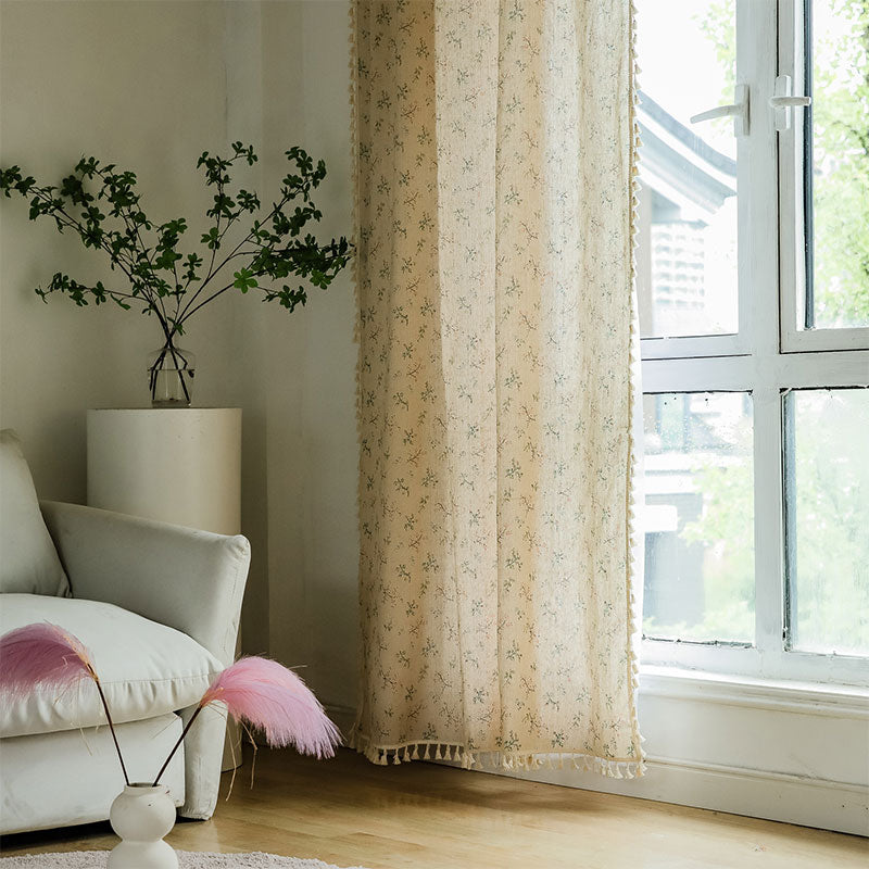 Lichtfilternder Vorhang im Landhausstil mit Blumenmuster