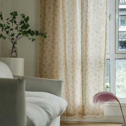 Lichtfilternder Vorhang im Landhausstil mit Blumenmuster