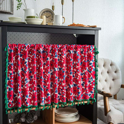 Roter Vorhang mit Blumenmuster und Quasten - image 0