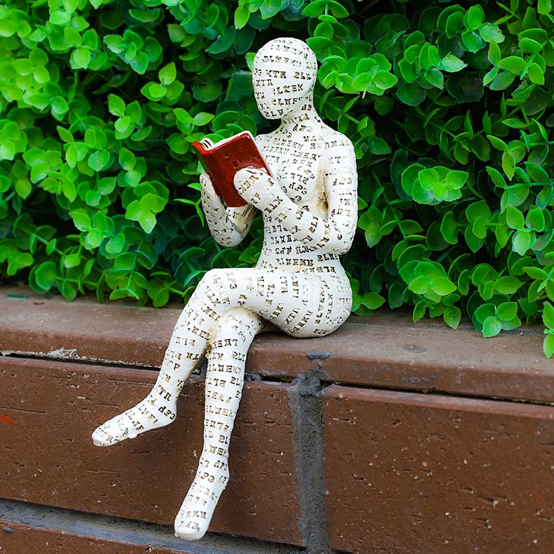Statue einer lesenden Denkerin, Bücherregal-Dekoration