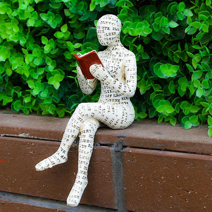 Statue einer lesenden Denkerin, Bücherregal-Dekoration