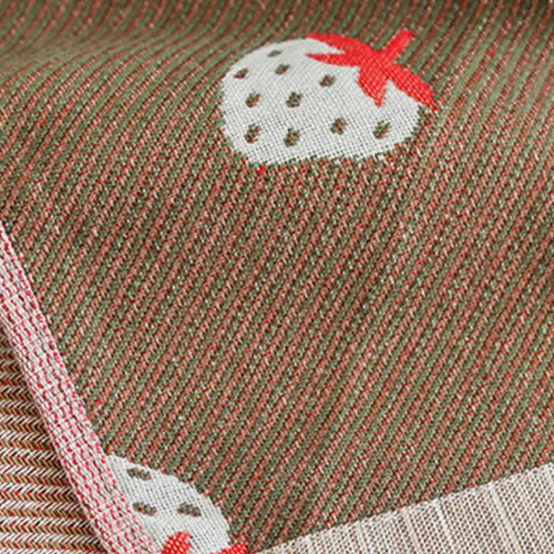 Atmungsaktive Steppdecke aus Baumwollgaze mit Erdbeeren in Rosa