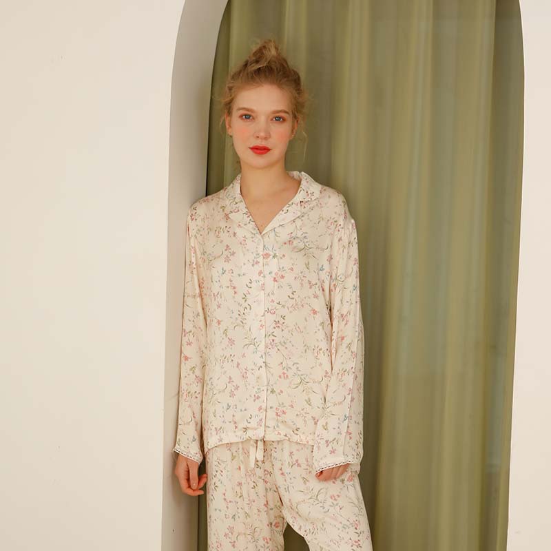 Ownkoti – Loungewear aus Satin mit Blumenmuster und V-Ausschnitt und langen Ärmeln