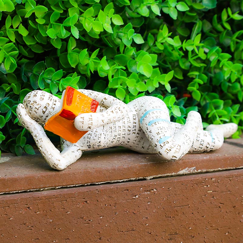 Statue einer lesenden Denkerin, Bücherregal-Dekoration