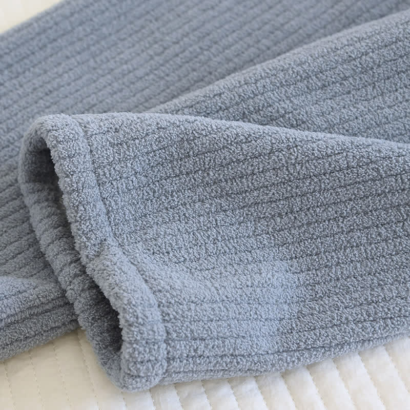 Weiches, flauschiges Pyjama-Set mit Schachbrettmuster und V-Ausschnitt