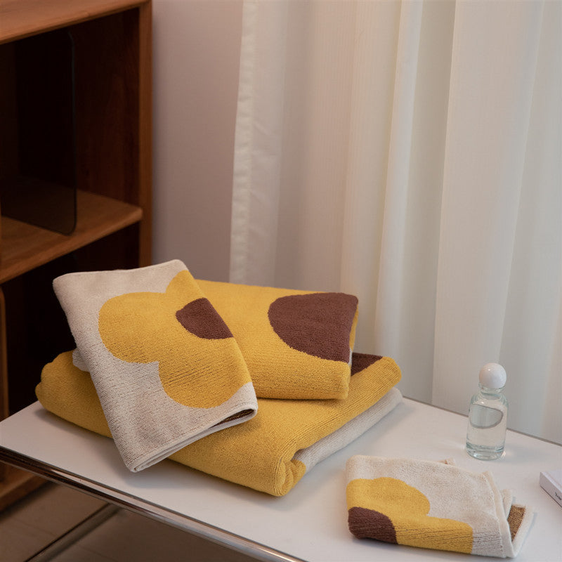 Atmungsaktives Baumwollhandtuch mit Blumenmuster und Farbblockdesign