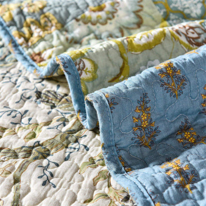 Steppdecke mit Kissenbezügen im Bohemian-Stil mit Blumenmuster