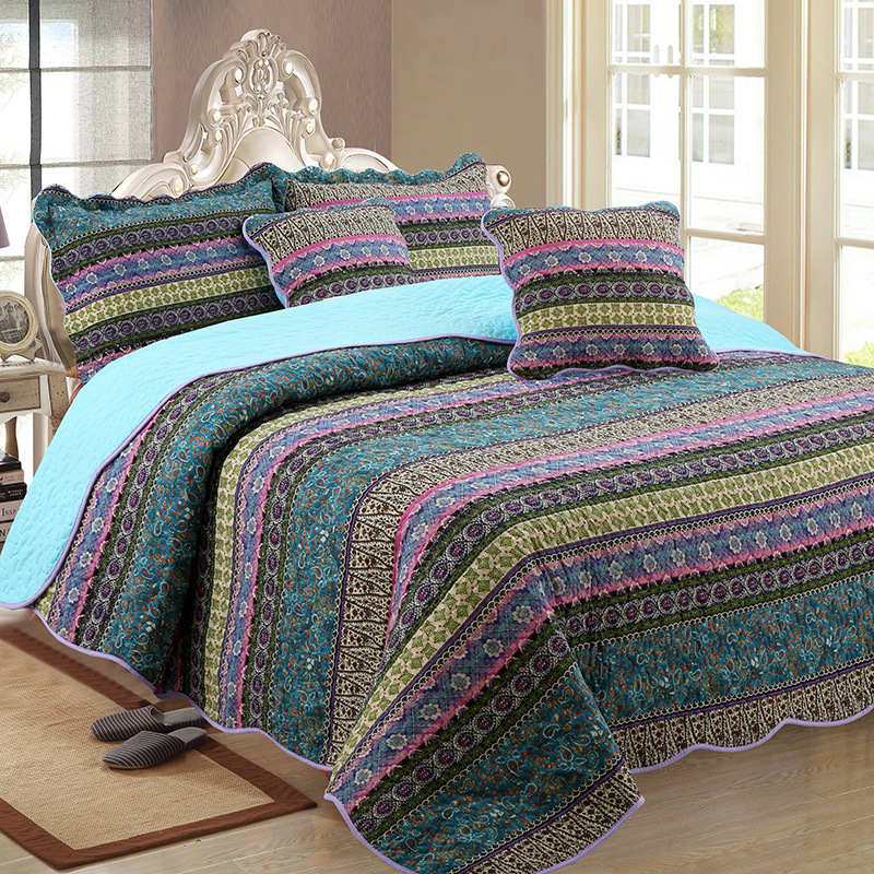 Gestreifte Steppdecke im Jacquard-Stil mit Kissenbezug