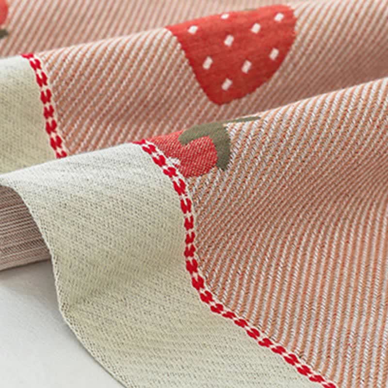 Atmungsaktive Steppdecke aus Baumwollgaze mit Erdbeeren in Rosa