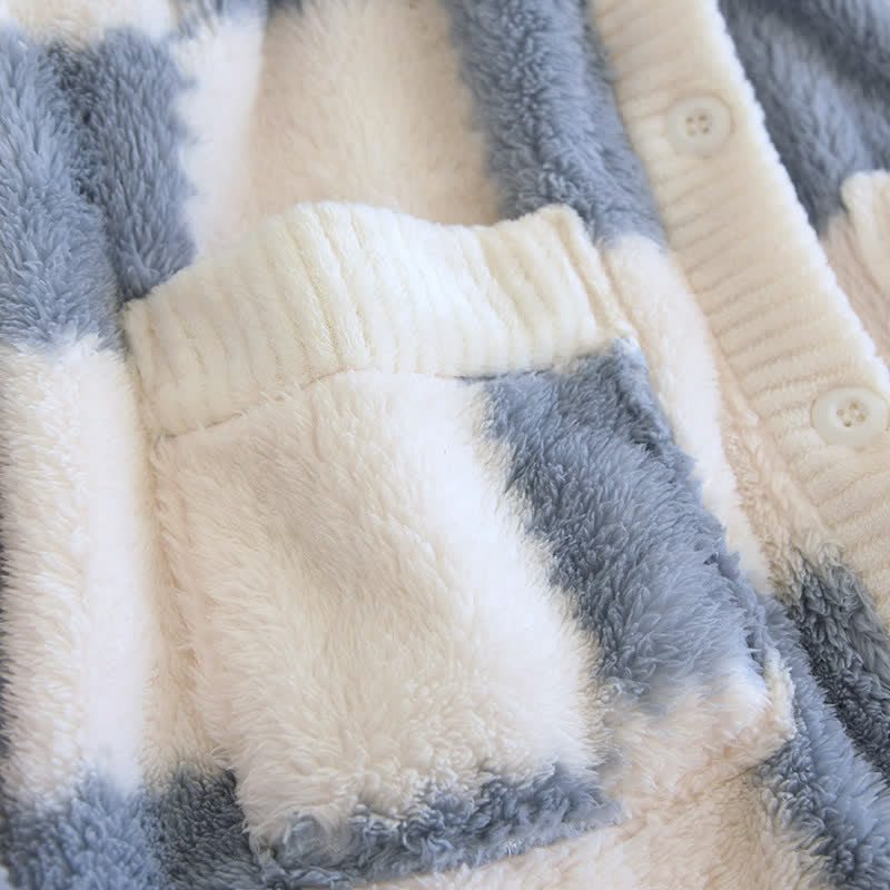 Weiches, flauschiges Pyjama-Set mit Schachbrettmuster und V-Ausschnitt