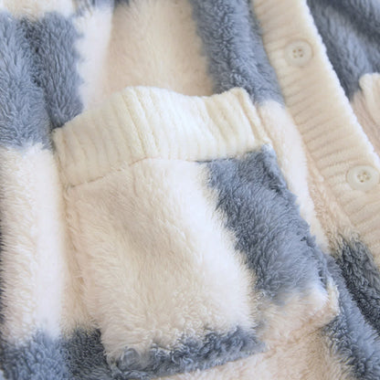 Weiches, flauschiges Pyjama-Set mit Schachbrettmuster und V-Ausschnitt