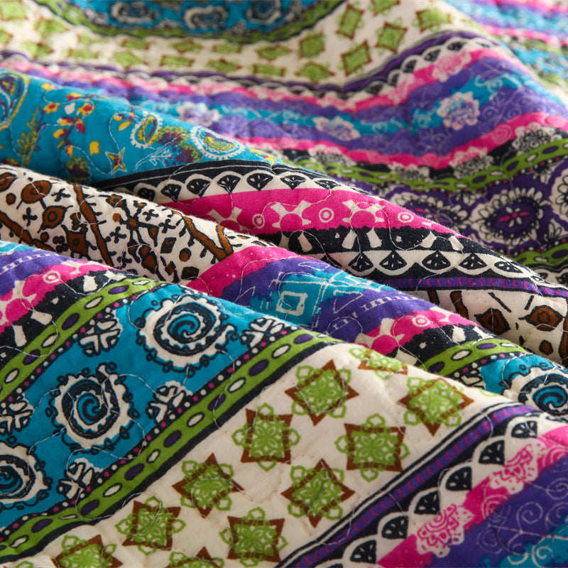 Gestreifte Steppdecke im Jacquard-Stil mit Kissenbezug