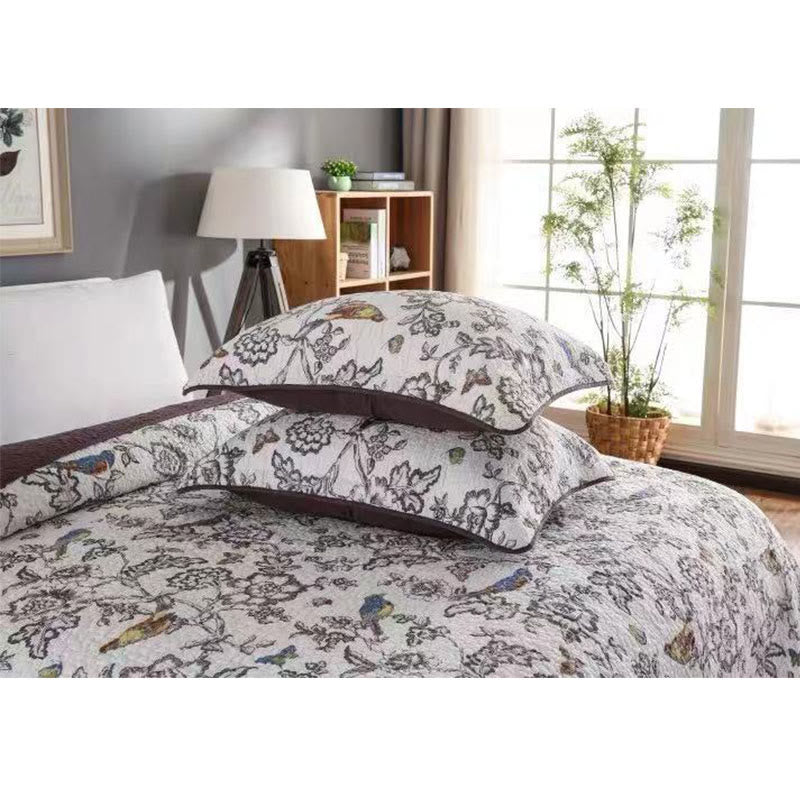 Steppdecke mit Frühlingsblumen und Vögeln und Kissenbezug