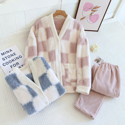 Weiches, flauschiges Pyjama-Set mit Schachbrettmuster und V-Ausschnitt