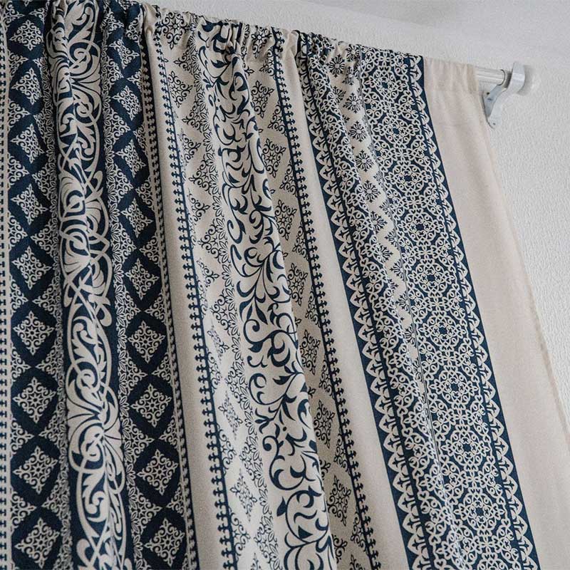 Blau gemusterter Vorhang aus Baumwollleinen