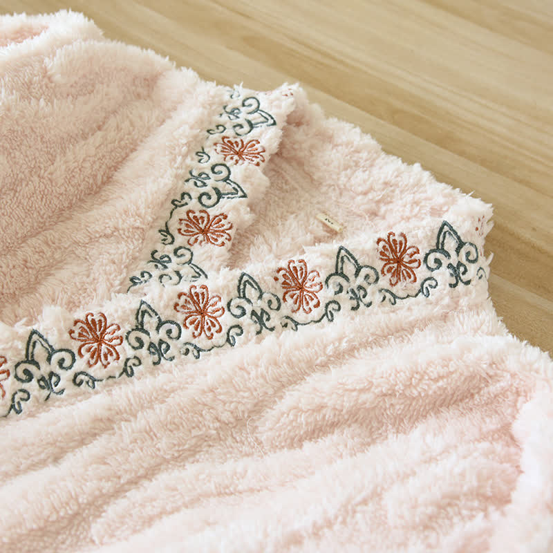 Pyjama-Set aus weichem Fleece mit Retro-Stickerei