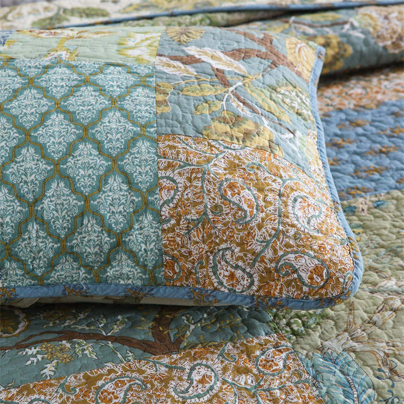 Steppdecke mit Kissenbezügen im Bohemian-Stil mit Blumenmuster