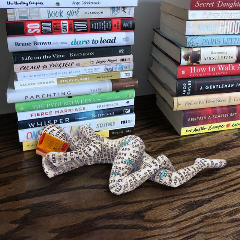 Statue einer lesenden Denkerin, Bücherregal-Dekoration